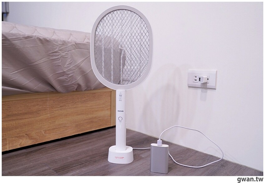 是電蚊拍也是捕蚊燈，家用露營必備的二合一電蚊拍！