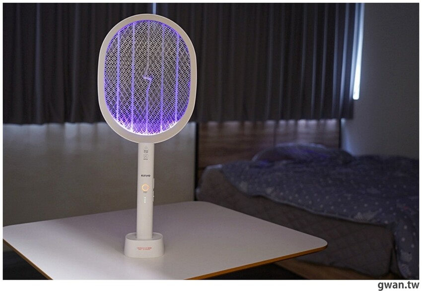 是電蚊拍也是捕蚊燈，家用露營必備的二合一電蚊拍！