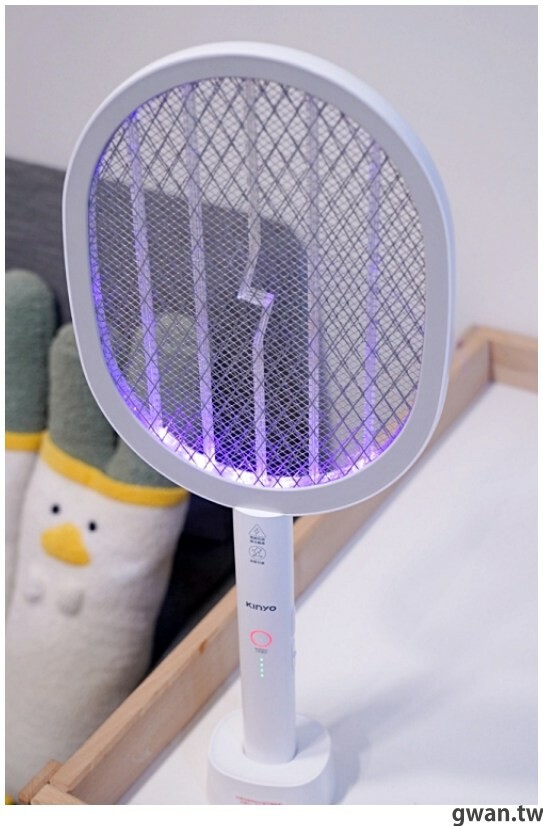 是電蚊拍也是捕蚊燈，家用露營必備的二合一電蚊拍！