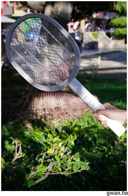 是電蚊拍也是捕蚊燈，家用露營必備的二合一電蚊拍！