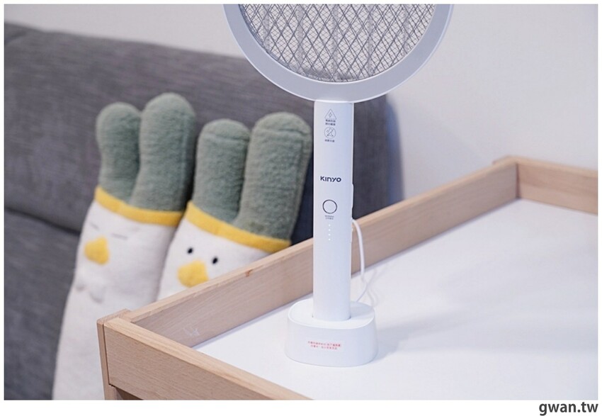 是電蚊拍也是捕蚊燈，家用露營必備的二合一電蚊拍！