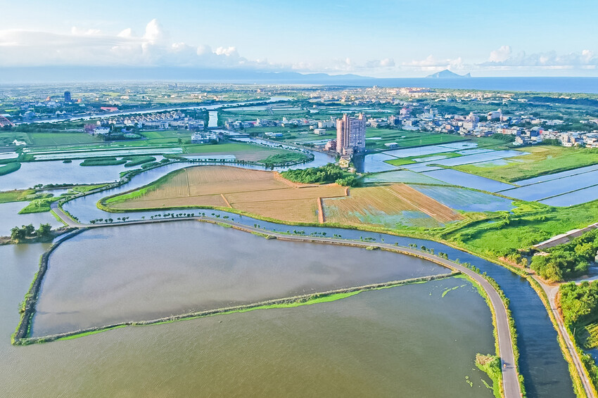 冬山河休閒農業區兩天一夜這樣玩/餵鴨做鹹蛋DIY、坐鴨母船遊河、水火同源超大溜滑梯、52甲私房秘境