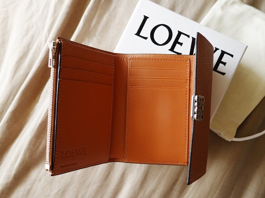 LOEWE｜Anagram沙色石紋小牛皮直立式短夾｜分秒跟隨的儀式感 是形影不離的喜歡