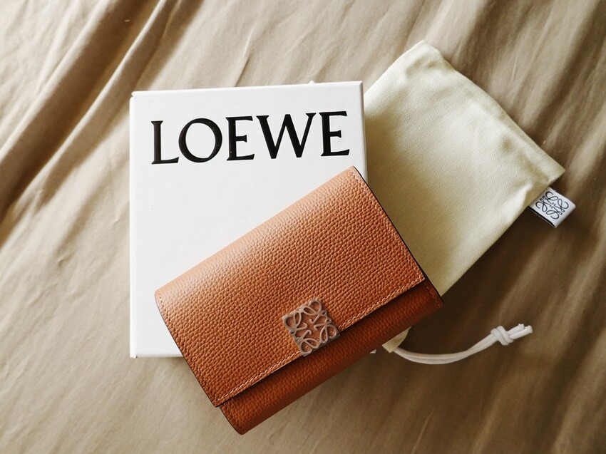 LOEWE｜Anagram沙色石紋小牛皮直立式短夾｜分秒跟隨的儀式感 是形影不離的喜歡