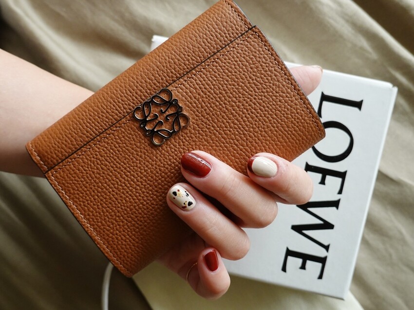 LOEWE｜Anagram沙色石紋小牛皮直立式短夾｜分秒跟隨的儀式感 是形影不離的喜歡