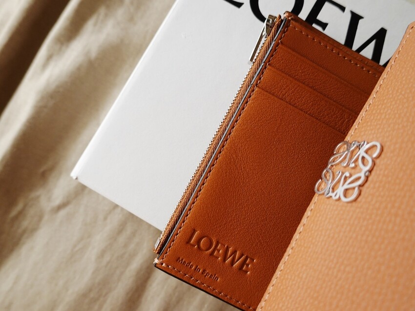 LOEWE｜Anagram沙色石紋小牛皮直立式短夾｜分秒跟隨的儀式感 是形影不離的喜歡