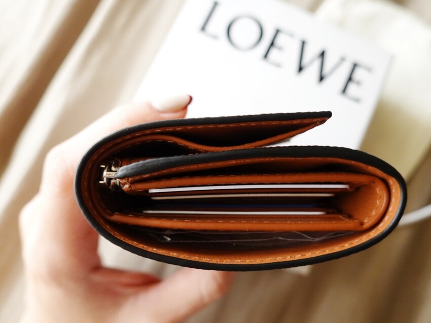 LOEWE｜Anagram沙色石紋小牛皮直立式短夾｜分秒跟隨的儀式感 是形影不離的喜歡