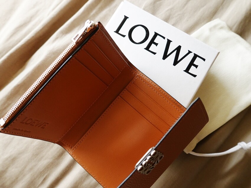 LOEWE｜Anagram沙色石紋小牛皮直立式短夾｜分秒跟隨的儀式感 是形影不離的喜歡