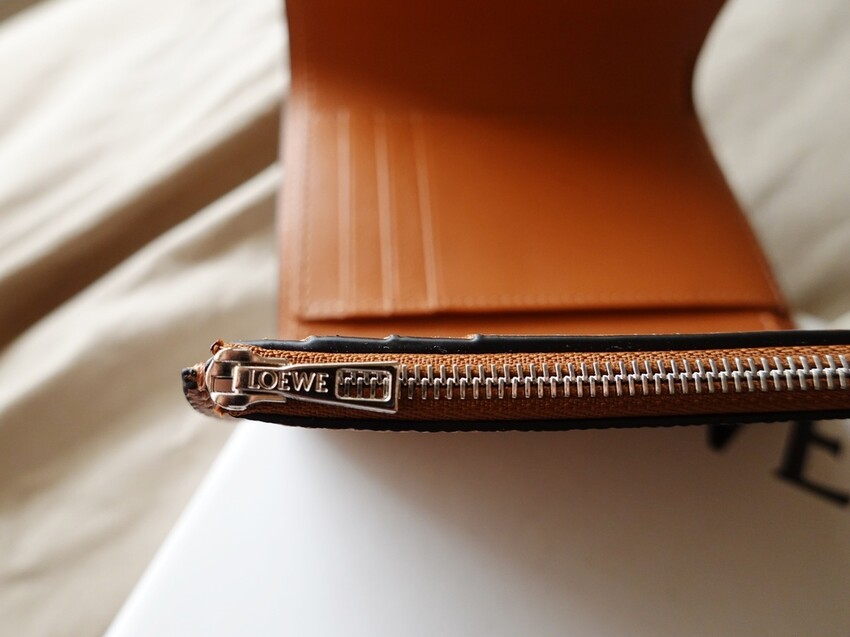 LOEWE｜Anagram沙色石紋小牛皮直立式短夾｜分秒跟隨的儀式感 是形影不離的喜歡