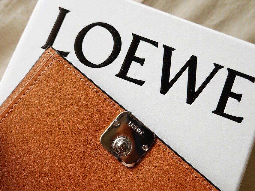 LOEWE｜Anagram沙色石紋小牛皮直立式短夾｜分秒跟隨的儀式感 是形影不離的喜歡