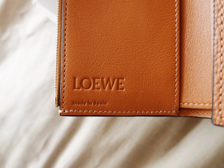 LOEWE｜Anagram沙色石紋小牛皮直立式短夾｜分秒跟隨的儀式感 是形影不離的喜歡