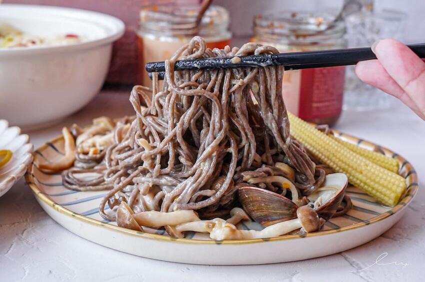 呷好麵 |華陽食品推出好麵食不平凡養生麵條，三分鐘煮出七彩麵條，拌上花椒堅果醬、香蔥雞油，超好吃 - 艾薇覓食趣