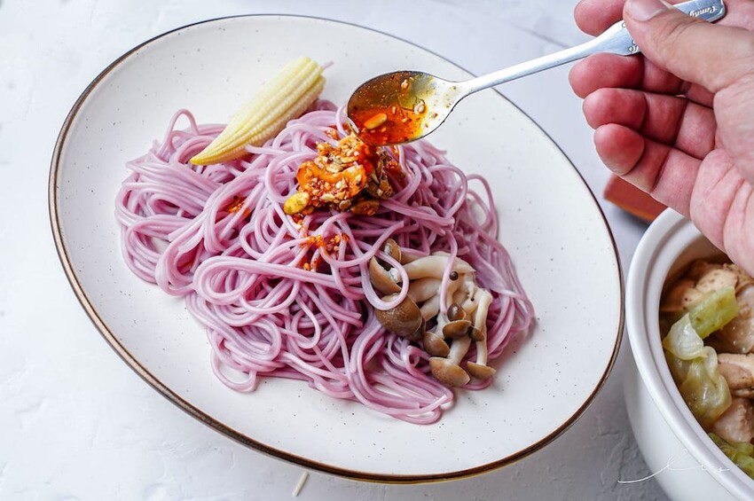 呷好麵 |華陽食品推出好麵食不平凡養生麵條，三分鐘煮出七彩麵條，拌上花椒堅果醬、香蔥雞油，超好吃 - 艾薇覓食趣