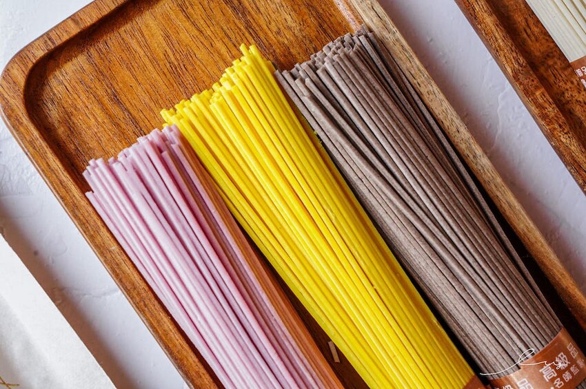 呷好麵 |華陽食品推出好麵食不平凡養生麵條，三分鐘煮出七彩麵條，拌上花椒堅果醬、香蔥雞油，超好吃 - 艾薇覓食趣