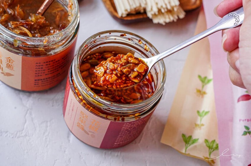 呷好麵 |華陽食品推出好麵食不平凡養生麵條，三分鐘煮出七彩麵條，拌上花椒堅果醬、香蔥雞油，超好吃 - 艾薇覓食趣