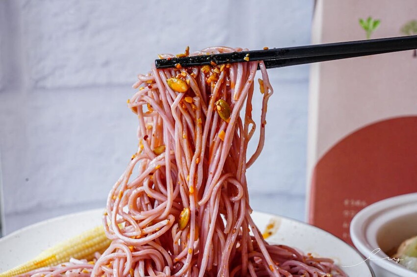 呷好麵 |華陽食品推出好麵食不平凡養生麵條，三分鐘煮出七彩麵條，拌上花椒堅果醬、香蔥雞油，超好吃 - 艾薇覓食趣