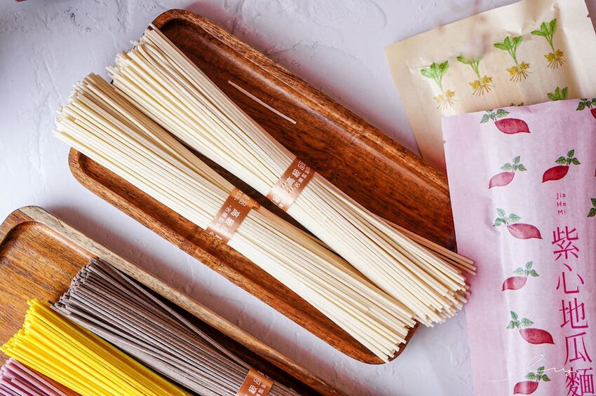 呷好麵 |華陽食品推出好麵食不平凡養生麵條，三分鐘煮出七彩麵條，拌上花椒堅果醬、香蔥雞油，超好吃 - 艾薇覓食趣