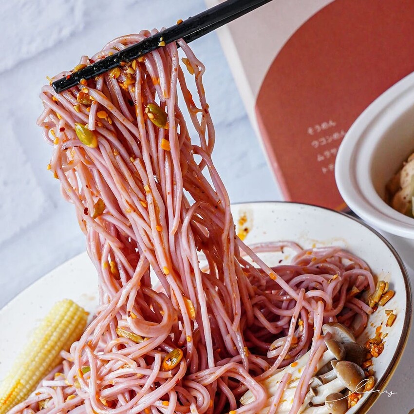 呷好麵 |華陽食品推出好麵食不平凡養生麵條，三分鐘煮出七彩麵條，拌上花椒堅果醬、香蔥雞油，超好吃 - 艾薇覓食趣