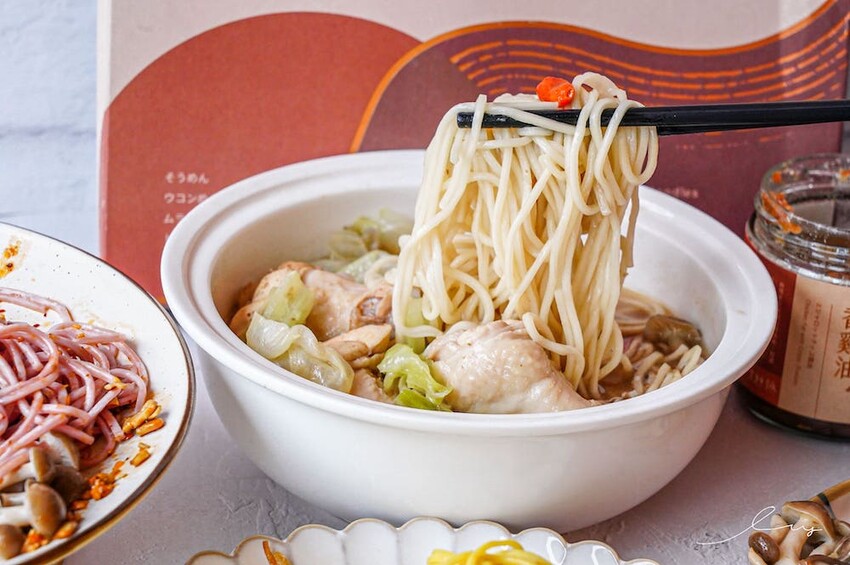 呷好麵 |華陽食品推出好麵食不平凡養生麵條，三分鐘煮出七彩麵條，拌上花椒堅果醬、香蔥雞油，超好吃 - 艾薇覓食趣