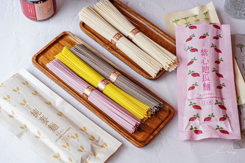 呷好麵 |華陽食品推出好麵食不平凡養生麵條，三分鐘煮出七彩麵條，拌上花椒堅果醬、香蔥雞油，超好吃 - 艾薇覓食趣