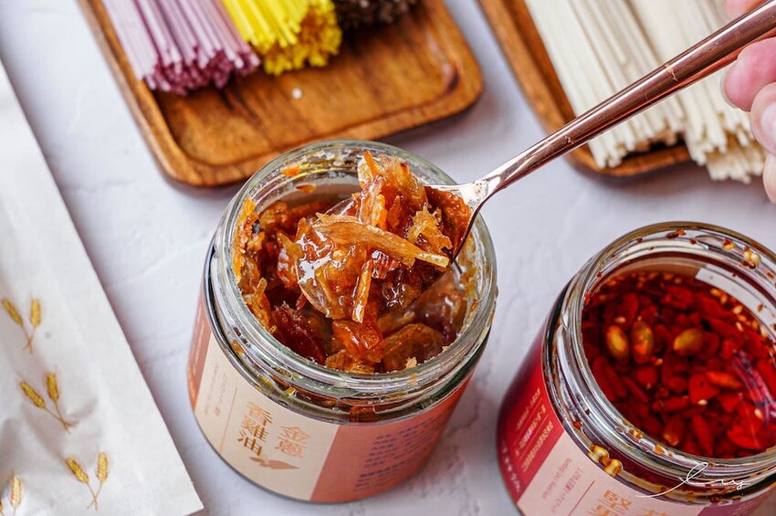 呷好麵 |華陽食品推出好麵食不平凡養生麵條，三分鐘煮出七彩麵條，拌上花椒堅果醬、香蔥雞油，超好吃 - 艾薇覓食趣