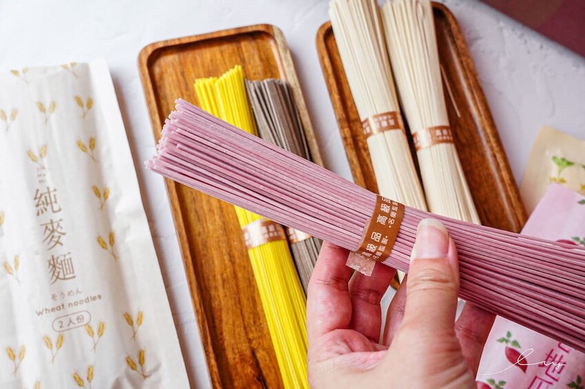 呷好麵 |華陽食品推出好麵食不平凡養生麵條，三分鐘煮出七彩麵條，拌上花椒堅果醬、香蔥雞油，超好吃 - 艾薇覓食趣