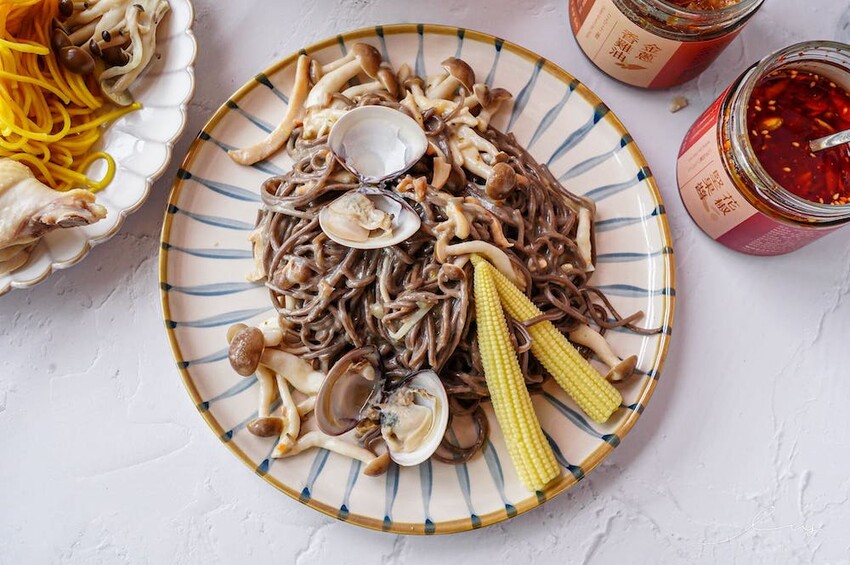 呷好麵 |華陽食品推出好麵食不平凡養生麵條，三分鐘煮出七彩麵條，拌上花椒堅果醬、香蔥雞油，超好吃 - 艾薇覓食趣