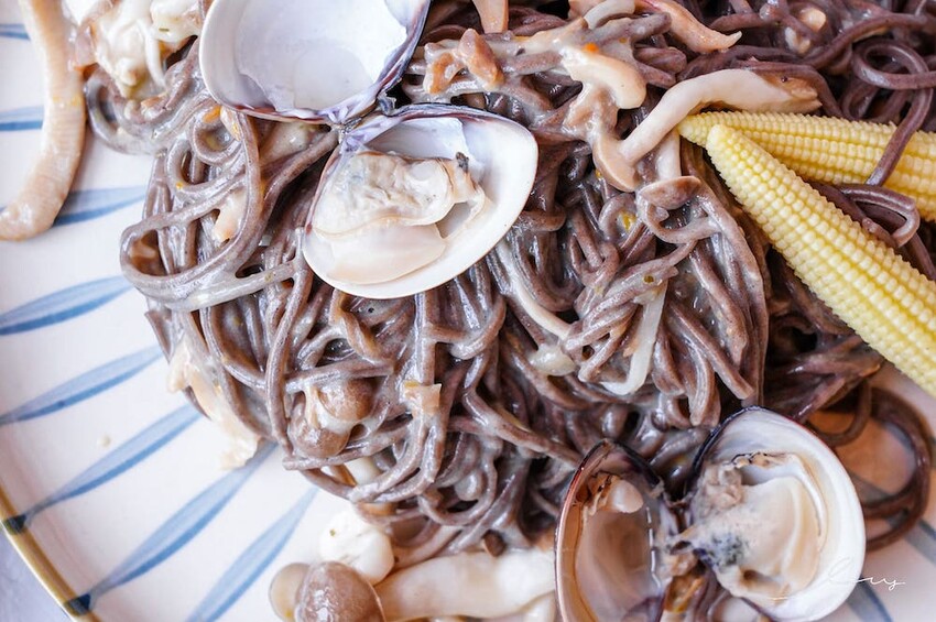 呷好麵 |華陽食品推出好麵食不平凡養生麵條，三分鐘煮出七彩麵條，拌上花椒堅果醬、香蔥雞油，超好吃 - 艾薇覓食趣