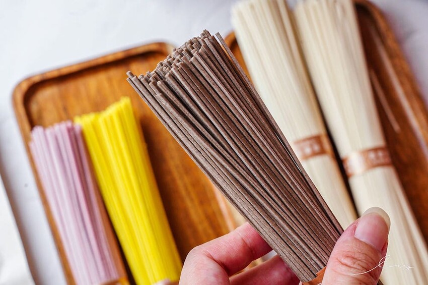 呷好麵 |華陽食品推出好麵食不平凡養生麵條，三分鐘煮出七彩麵條，拌上花椒堅果醬、香蔥雞油，超好吃 - 艾薇覓食趣