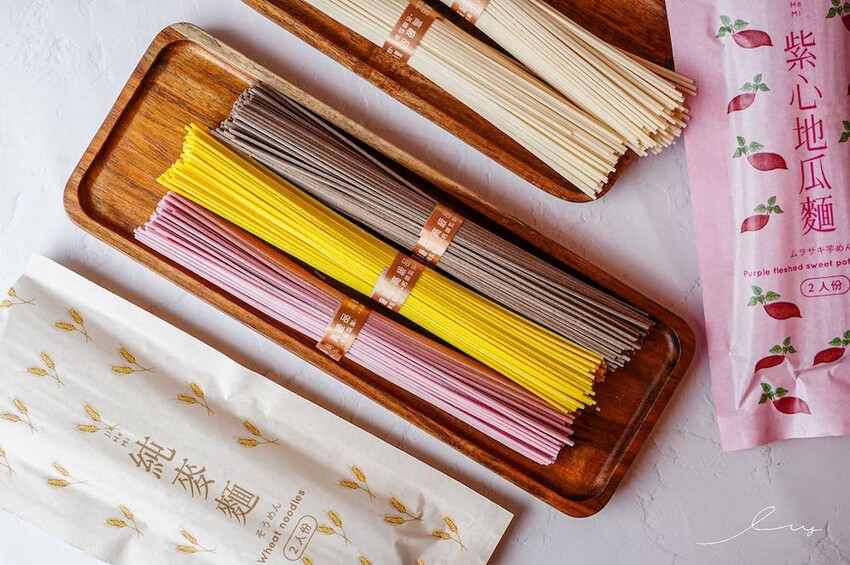 呷好麵 |華陽食品推出好麵食不平凡養生麵條，三分鐘煮出七彩麵條，拌上花椒堅果醬、香蔥雞油，超好吃 - 艾薇覓食趣