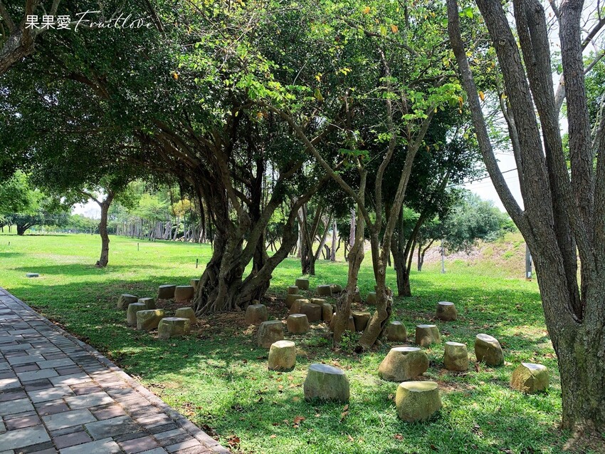 台中景點|后里環保公園擁有大面積的草皮空間，非常適合小孩和毛孩放電 @果果愛Fruitlove