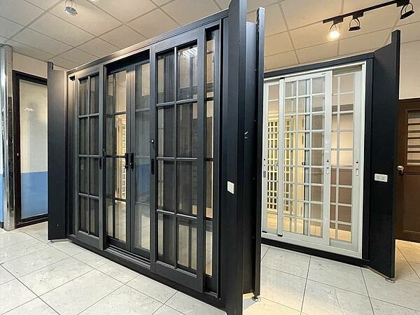 桃園氣密窗推薦｜家的安全守衛，鋁門窗防盜門第一品牌：金美滿氣密窗工廠走訪，台灣師傅手工製造，10年品質保證｜景觀窗、隔音門、防火門、防爆門