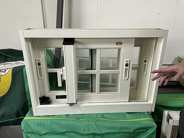 桃園氣密窗推薦｜家的安全守衛，鋁門窗防盜門第一品牌：金美滿氣密窗工廠走訪，台灣師傅手工製造，10年品質保證｜景觀窗、隔音門、防火門、防爆門