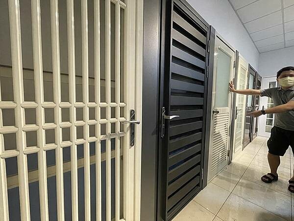 桃園氣密窗推薦｜家的安全守衛，鋁門窗防盜門第一品牌：金美滿氣密窗工廠走訪，台灣師傅手工製造，10年品質保證｜景觀窗、隔音門、防火門、防爆門