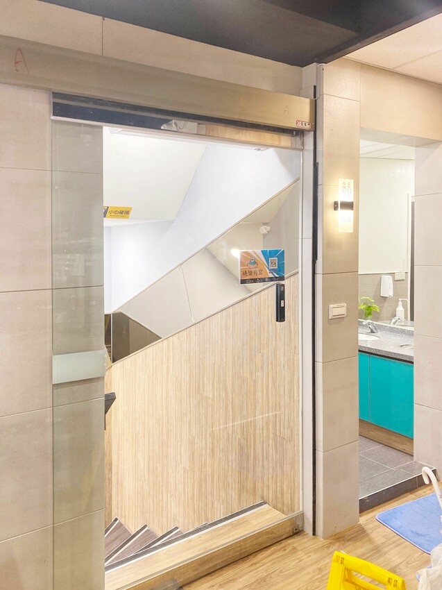 [台中中區] 快樂鳥窩漫旅空間｜看漫畫、追劇休閒好去處｜獨立式套間設計｜多款動漫主題可選｜背包客短期住宿｜飲料無限暢飲｜內附價目表 - 萍姐愛分享