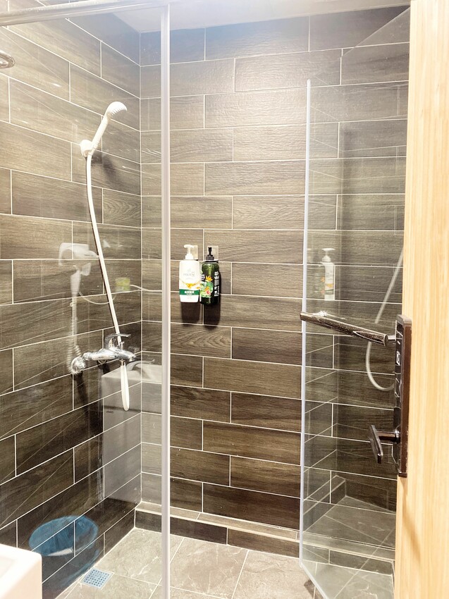 [台中中區] 快樂鳥窩漫旅空間｜看漫畫、追劇休閒好去處｜獨立式套間設計｜多款動漫主題可選｜背包客短期住宿｜飲料無限暢飲｜內附價目表 - 萍姐愛分享