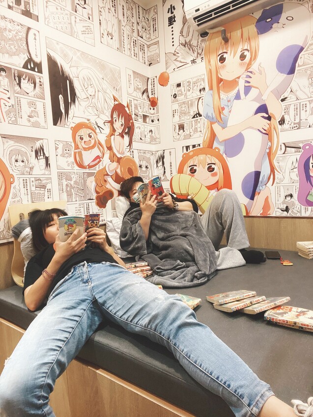 [台中中區] 快樂鳥窩漫旅空間｜看漫畫、追劇休閒好去處｜獨立式套間設計｜多款動漫主題可選｜背包客短期住宿｜飲料無限暢飲｜內附價目表 - 萍姐愛分享