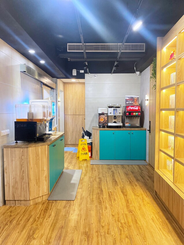 [台中中區] 快樂鳥窩漫旅空間｜看漫畫、追劇休閒好去處｜獨立式套間設計｜多款動漫主題可選｜背包客短期住宿｜飲料無限暢飲｜內附價目表 - 萍姐愛分享