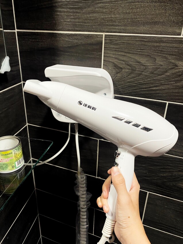 [台中中區] 快樂鳥窩漫旅空間｜看漫畫、追劇休閒好去處｜獨立式套間設計｜多款動漫主題可選｜背包客短期住宿｜飲料無限暢飲｜內附價目表 - 萍姐愛分享