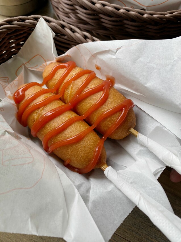 [台中中區] 快樂鳥窩漫旅空間｜看漫畫、追劇休閒好去處｜獨立式套間設計｜多款動漫主題可選｜背包客短期住宿｜飲料無限暢飲｜內附價目表 - 萍姐愛分享