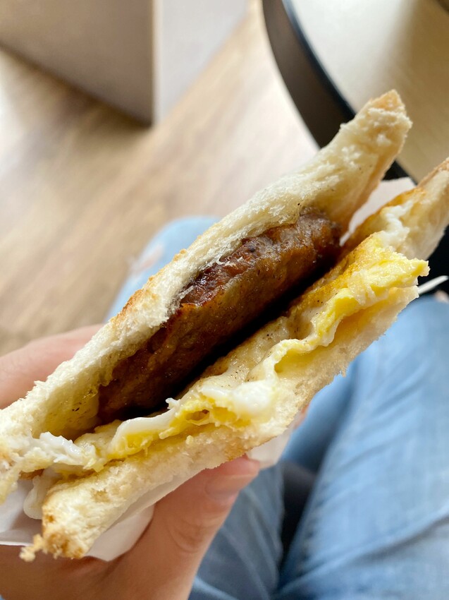 [台中中區] 快樂鳥窩漫旅空間｜看漫畫、追劇休閒好去處｜獨立式套間設計｜多款動漫主題可選｜背包客短期住宿｜飲料無限暢飲｜內附價目表 - 萍姐愛分享