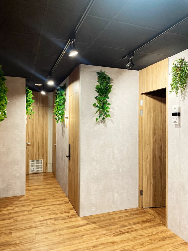 [台中中區] 快樂鳥窩漫旅空間｜看漫畫、追劇休閒好去處｜獨立式套間設計｜多款動漫主題可選｜背包客短期住宿｜飲料無限暢飲｜內附價目表 - 萍姐愛分享