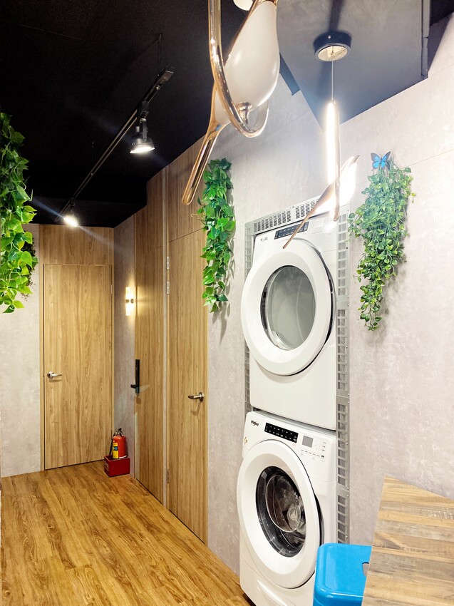 [台中中區] 快樂鳥窩漫旅空間｜看漫畫、追劇休閒好去處｜獨立式套間設計｜多款動漫主題可選｜背包客短期住宿｜飲料無限暢飲｜內附價目表 - 萍姐愛分享