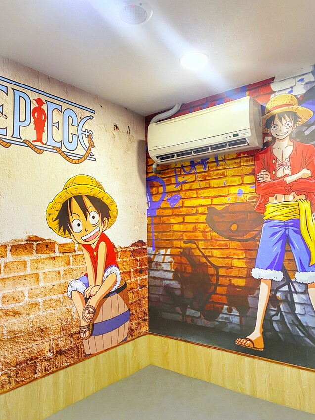 [台中中區] 快樂鳥窩漫旅空間｜看漫畫、追劇休閒好去處｜獨立式套間設計｜多款動漫主題可選｜背包客短期住宿｜飲料無限暢飲｜內附價目表 - 萍姐愛分享