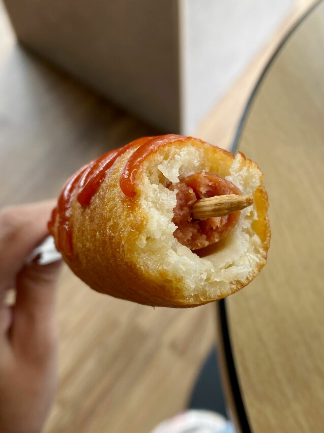 [台中中區] 快樂鳥窩漫旅空間｜看漫畫、追劇休閒好去處｜獨立式套間設計｜多款動漫主題可選｜背包客短期住宿｜飲料無限暢飲｜內附價目表 - 萍姐愛分享