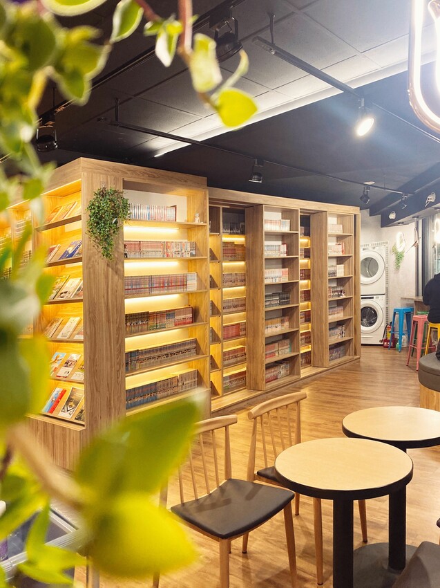 [台中中區] 快樂鳥窩漫旅空間｜看漫畫、追劇休閒好去處｜獨立式套間設計｜多款動漫主題可選｜背包客短期住宿｜飲料無限暢飲｜內附價目表 - 萍姐愛分享