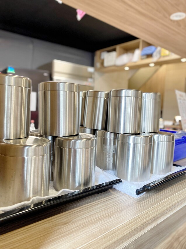 [台中中區] 快樂鳥窩漫旅空間｜看漫畫、追劇休閒好去處｜獨立式套間設計｜多款動漫主題可選｜背包客短期住宿｜飲料無限暢飲｜內附價目表 - 萍姐愛分享