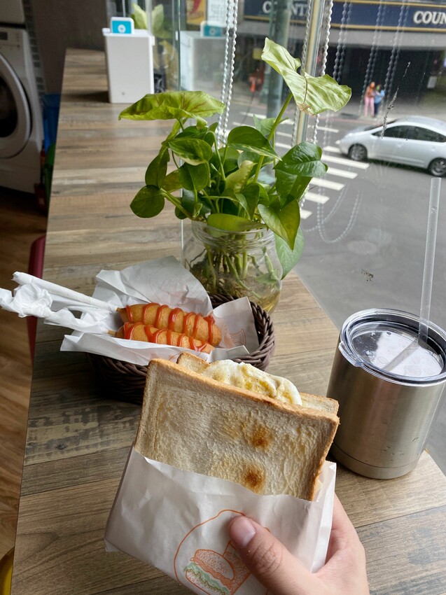 [台中中區] 快樂鳥窩漫旅空間｜看漫畫、追劇休閒好去處｜獨立式套間設計｜多款動漫主題可選｜背包客短期住宿｜飲料無限暢飲｜內附價目表 - 萍姐愛分享