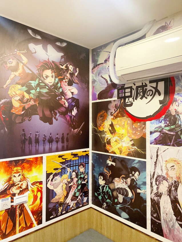 [台中中區] 快樂鳥窩漫旅空間｜看漫畫、追劇休閒好去處｜獨立式套間設計｜多款動漫主題可選｜背包客短期住宿｜飲料無限暢飲｜內附價目表 - 萍姐愛分享