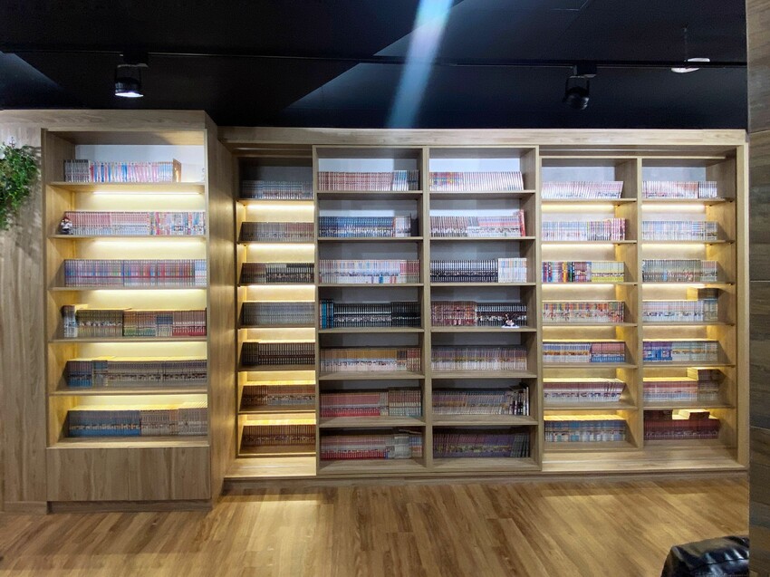 [台中中區] 快樂鳥窩漫旅空間｜看漫畫、追劇休閒好去處｜獨立式套間設計｜多款動漫主題可選｜背包客短期住宿｜飲料無限暢飲｜內附價目表 - 萍姐愛分享